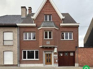 Karaktervolle  stevige woning met 4 slaapkamers  tuin en garage in centrum Roeselare
