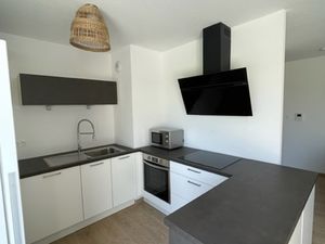 AU CALME  ENTIEREMENT MEUBLE A DEUX PAS DE TOUS LES TRANSPORTS