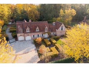 Riant landhuis met zwembad op ruim perceel in rustige wijk