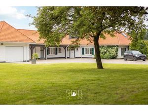 Prachtige villa met zwembad  paardenstallen  paddock en grasland op 1 3HA