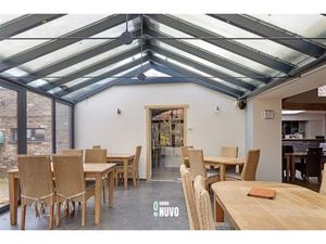 Polyvalent handelspand met woning op topligging