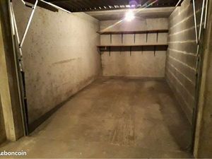 Garage avec électricité et rangements - Plein Centre Ville du Puy