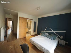 Grande chambre dans maison plein centre