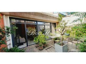 A Vendre Nîmes  proche Jean Jaurès  Maison de ville ou local professionnel avec cour au...