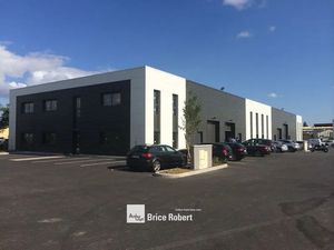 A louer - Local d'activités au sein d'un parc sécurisé comprenant des parkings privatifs -