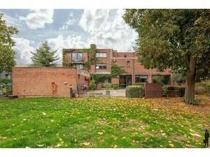 Voormalige dokterswoning in het centrum van Stabroek!