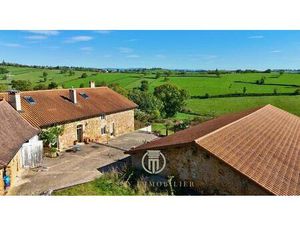 Maison Brionnaise 300m2 sur près de quatre hectares  un chalet avec sauna  une grange ...