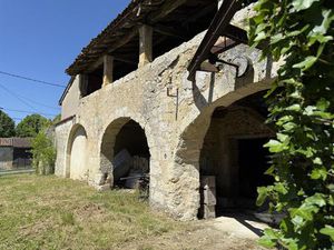 Ancienne grange avec dépendance à rénover et jardin  dans le village de Saint-Puy