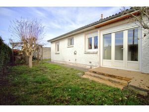 LE PASSAGE - Maison plain-pied de 88 m² avec 3 chambres  garage et jardin autour sur un te