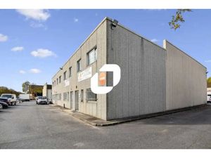 A LOUER  Au pied de l'autoroute A6