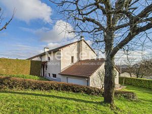 A vendre à Aurillac  quartier Belbex  sur terrain clos d'environ 600m²  Maison de type 4..