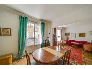 UN APPARTEMENT DE CHARME A MONTMARTRE