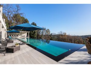 Superbe Villa à Tourrettes-sur-Loup avec Piscine et Vue Pano