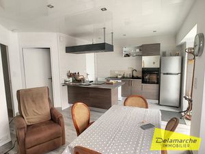 A LOUER  dans le bourg de LA HAYE-PESNEL  appartement de plein pied