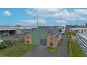 Te koop: Magazijn van 600 m² op perceel van 2.744 m² te E...