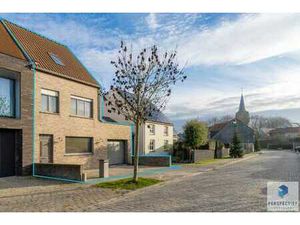 Vernieuwde woning met 4 slpk - garage & tuin in het dorps...