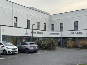 Deauville  à la Maison Médicale  Local en duplex de 210m2.