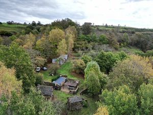 Terrain de loisir avec plusieurs bâtis dans un environnement préservé