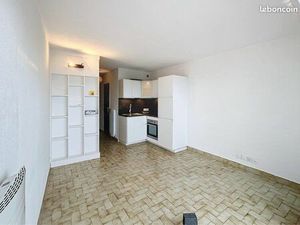 Location annuelle avec balcon et vue sur marina