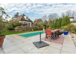 Maison de charme raffinée avec jardin bucolique et piscine