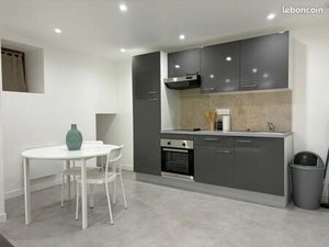 Grand studio meublé 40 m² rénové – RDC – Centre Manosque