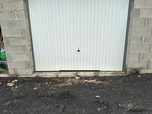 Garge à louer 18 m2 hauteur 3 m sur terrain privé avec portail électrique