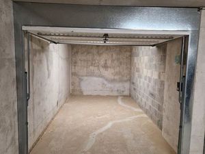 Grand Garage Fermé sécurisé 15m2 avec électricité