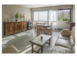 Exposition Sud pour ce spacieux 3 pièces de 77 m²  situé au calme. En annexe : un balcon  