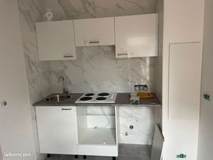 F2 / entrée et grand jardin privé / place parking