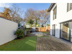 Une maison contemporaine au calme  avec piscine  à deux pas de tout