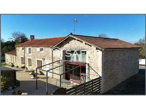 Propriété rénovée avec studio et maison à rénover