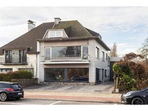 Commercieel gelijkvloers met ruim duplex appartement en grote loods te Merelbeke.