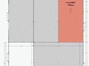 Local commercial 354 m² à louer avec grande vitrine d'angle à Salon de Provence La Gandonn