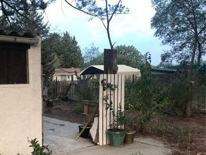 Terrain de loisirs clôturé agrémenté d’une bâtisse agricole