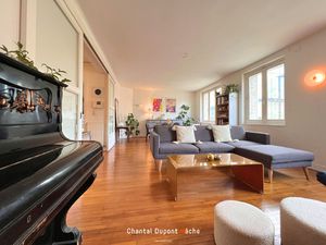 CHARTRES COEUR DE VILLE - Maison de ville d'environ 244m2  g