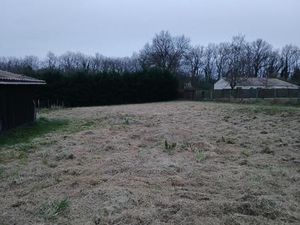 Terrain à bâtir à Saint-Genès-de-Lombaud (33670)