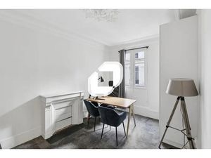 A PROXIMITÉ DU CHAMPS-DE-MARS