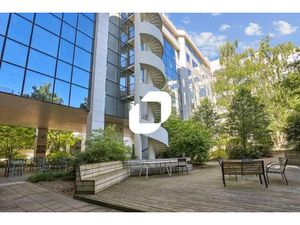 A LOUER  BEAU PLATEAU DANS UN ENSEMBLE ARBORE PROCHE METRO