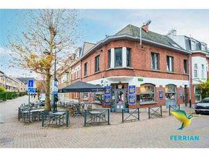 Immeuble de rapport : Commerce au rez (Café) + deux appart