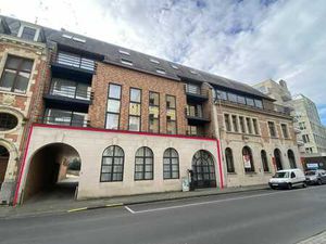 Bâtiment commercial avec rangement/sous-sol dans le centre d