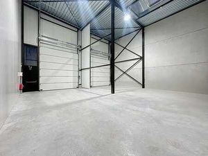 Entrepôt récemment construit d'environ 72 m² avec bureau à W