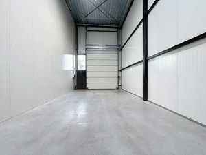 Entrepôt récemment construit d'environ 72 m² avec bureau à W