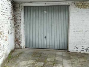 Large enclosed garage / Emile Zola Schaerbeek