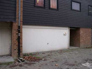 Emplacement pour 1 véhicule dans 1 double box fermé