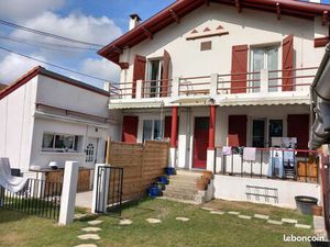 Résidence étudiante et maison de vacances de dix chambres à vendre. Rare dans le secteur