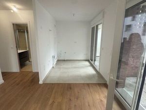 2 pieces neuf intégralement meublé et équipé de 37 m2 avec 3 terrasses de 18m2 au total  M