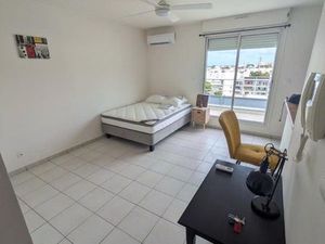 Studio entièrement meublé avec grande terrasse à Ste Clotilde