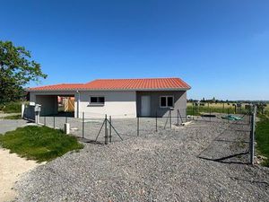 Maison neuve avec auvent