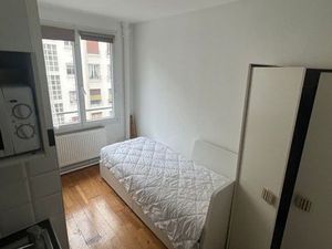 Studette a proximité des champs Élysée