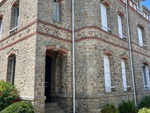 Situé en plein cœur de Batz-sur-Mer  au sein d’une ancienne maison de maître.